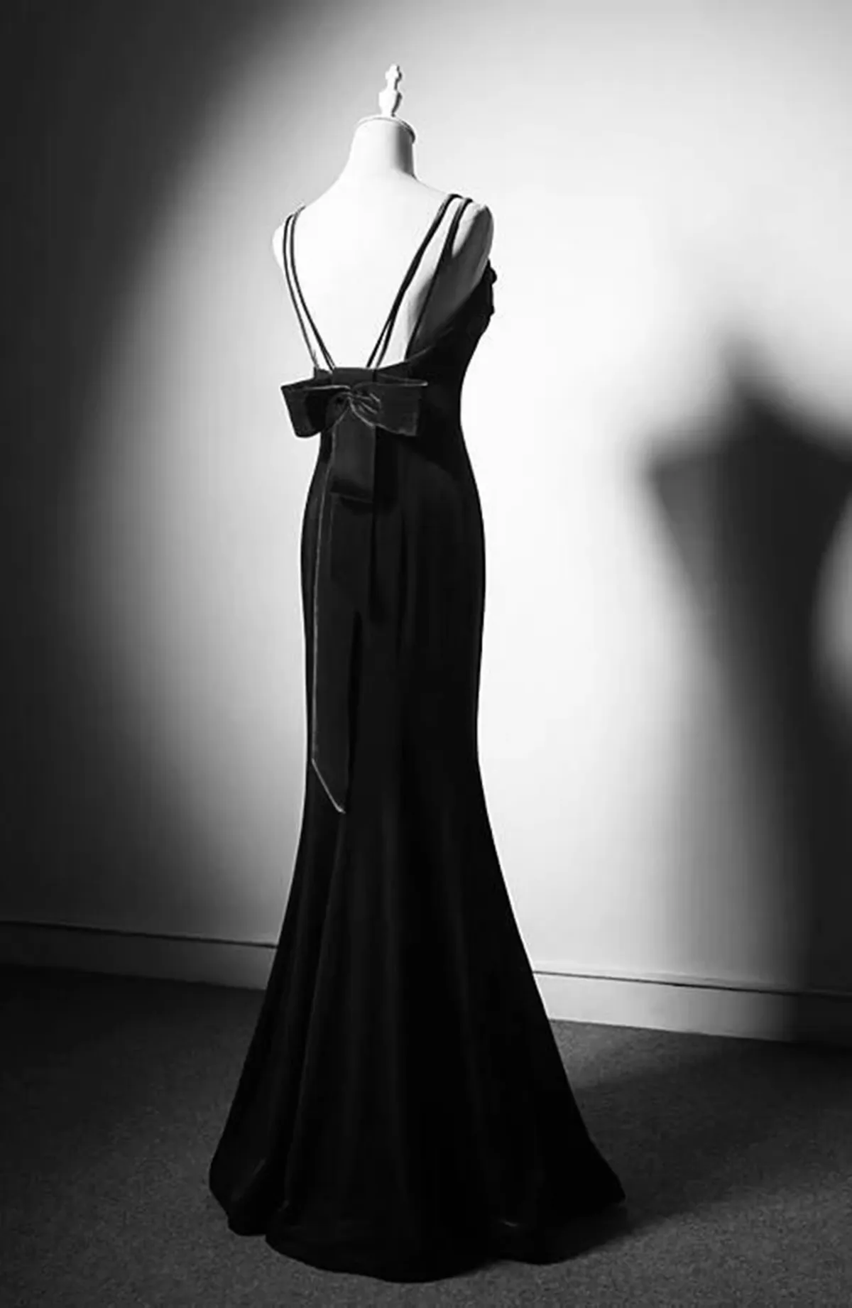 Elegant Black Velvet Evening Gown with Low Back – Long Formal Prom Dress